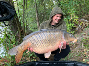 Jan Brauns und Marvin Eckert angeln im Herbst am Baggersee auf Karpfen mit Boilieteig und P-Mix Boilies von Naturebaits