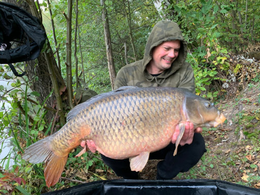 Jan Brauns und Marvin Eckert angeln im Herbst am Baggersee auf Karpfen mit Boilieteig und P-Mix Boilies von Naturebaits
