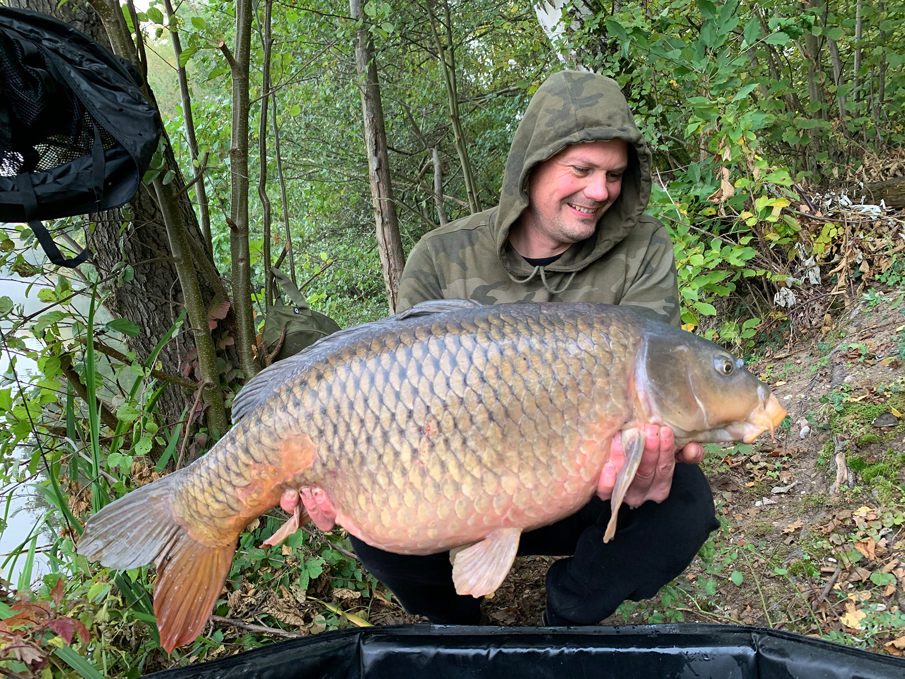 Jan Brauns und Marvin Eckert angeln im Herbst am Baggersee auf Karpfen mit Boilieteig und P-Mix Boilies von Naturebaits