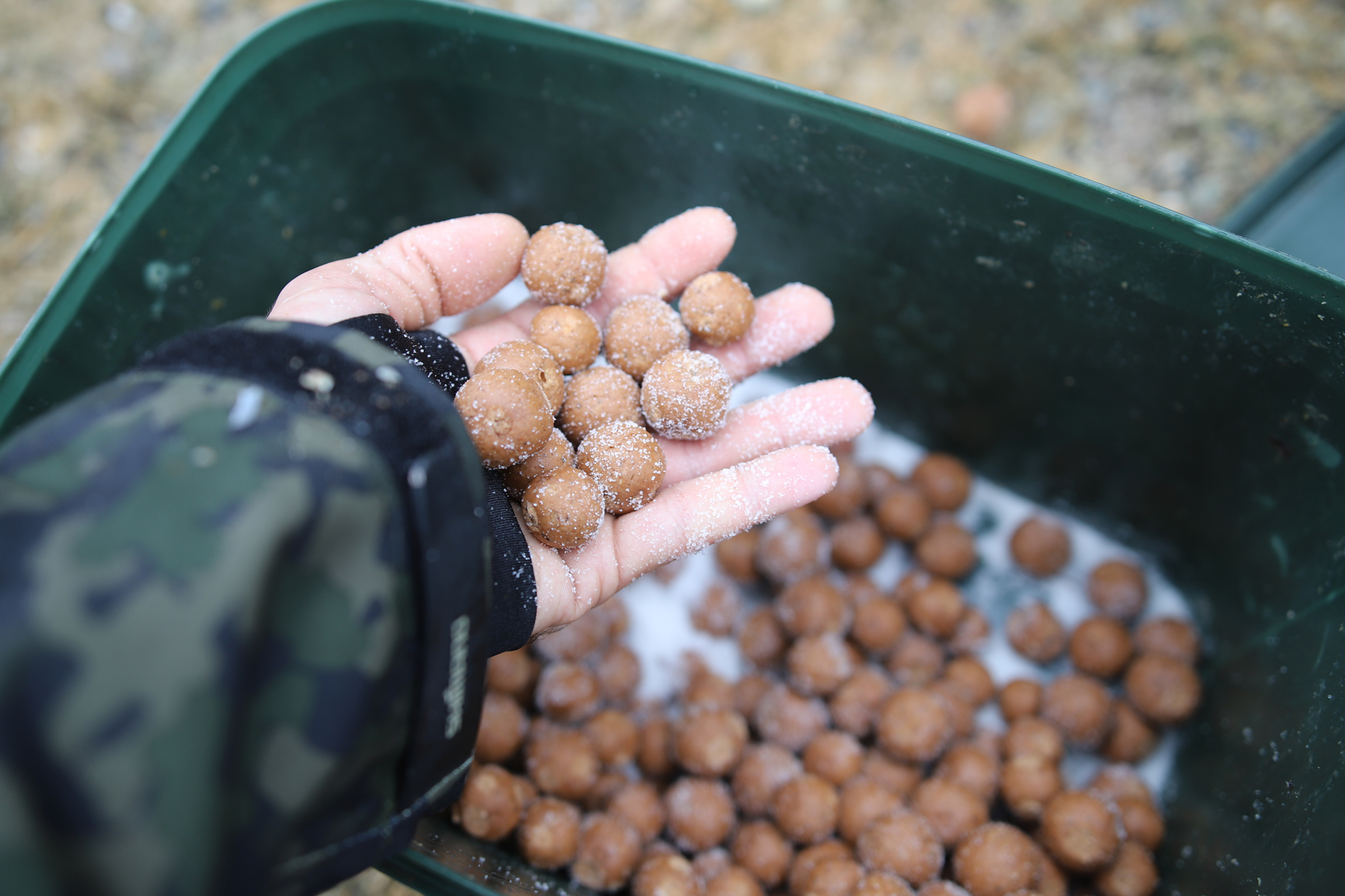 Unkonservierte gesalzene Bloodworm Boilies von Naturebaits in der Hand von Volker Seuß
