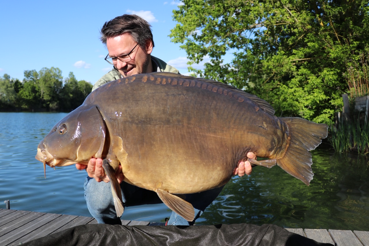 Josef Dohr mit fast 30 Kilo schweren Spiegelkarpfen aus Österreich gefangen auf Naturebaits Fresh n Squid Boilies