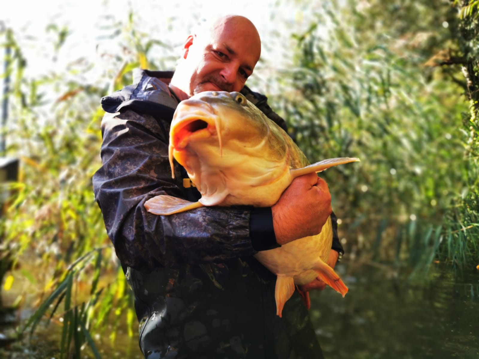 Andreas Reiter mit dickem Herbstkarpfen, gefangen auf Dickenmittel 2.0 Boilies von Naturebaits in Brandenburg