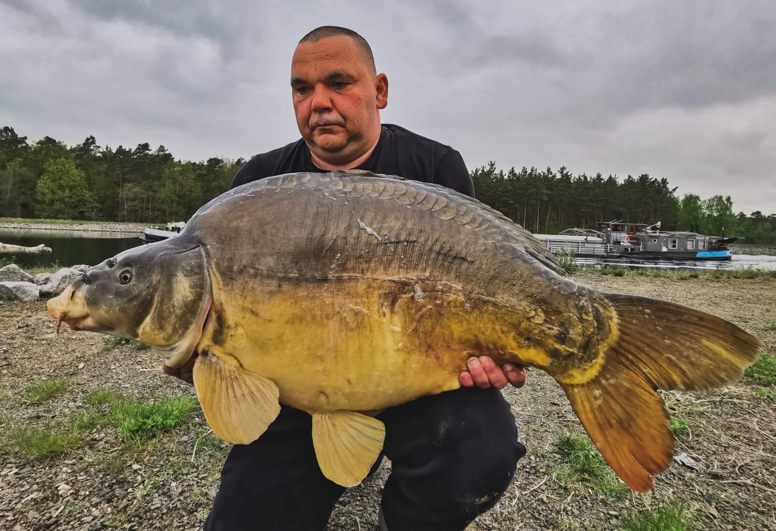 Thomas Möller fängt mit Dickenmittel seinen ersten Kanalkarpfen mit sage und schreibe 26 Kilo.
