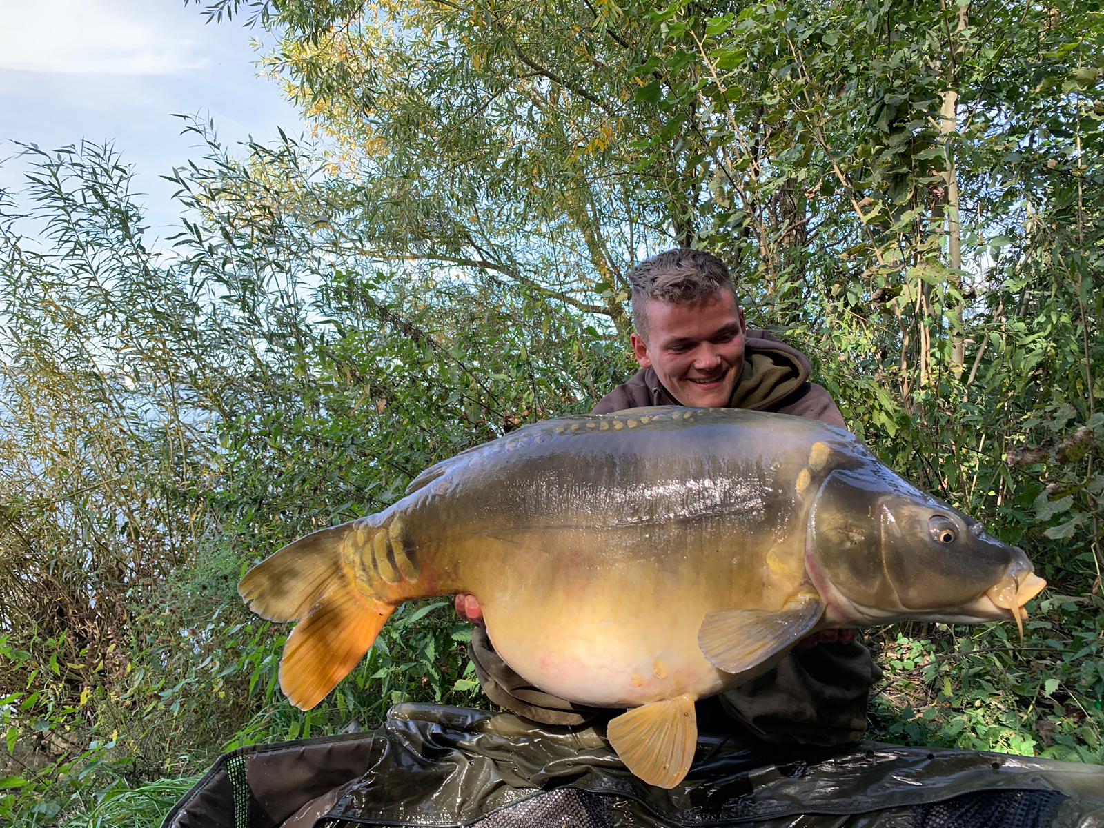 Josef Heuler fängt an einem deutschen Stausee mit GLM Boilies von Naturebaits sehr erfolgreich große Karpfen