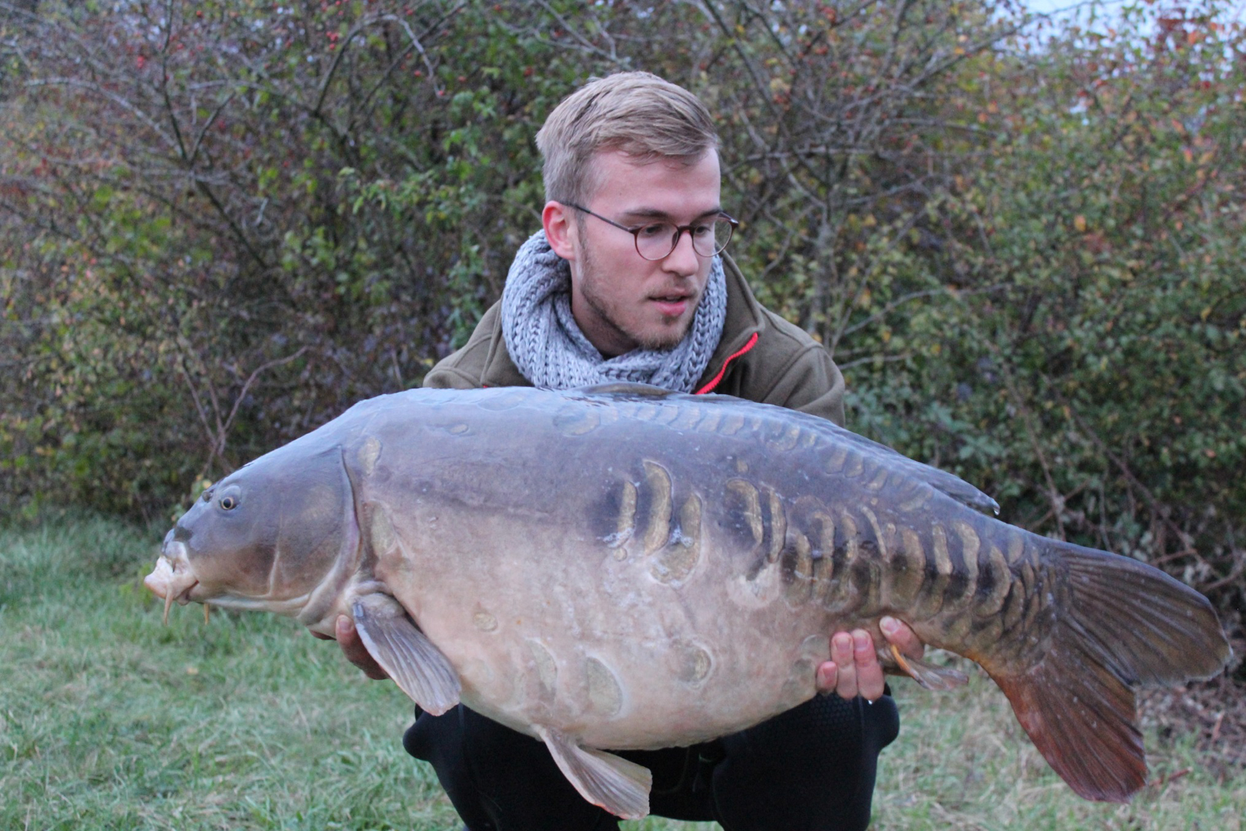 Dario Dick mit tollem 21 Kilo Spiegelkarpfen - gefangen auf Dickenmittel 2.0 Boilies beim Karpfenangeln in einem deutschen Fluss